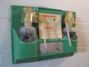 lot 24 image: Wall mounting 1st Aid emergency eye...
