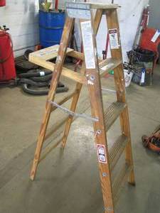 lot 29 image: Werner 5ft 200lb capacity wooden st...