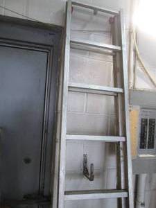 lot 30 image: 16ft Aluminum extension ladder...