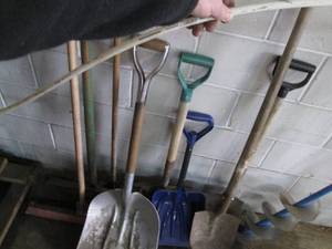 lot 70 image: Hand auger, floor Squeegees and sho...