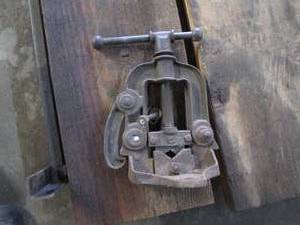 lot 71 image: Heavy duty metal pipe clamp...