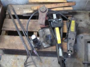 lot 81 image: Variety of scissor and bottle Jack...