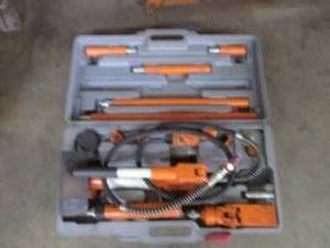 lot 119 image: 4-ton Port-a-power with case...