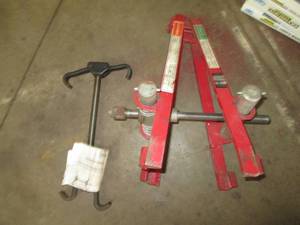 lot 125 image: Coil spring compressors (one is Sna...