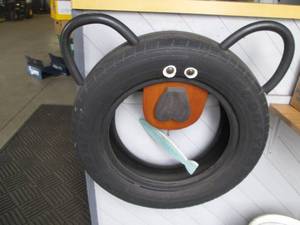 lot 135 image: Tire Bear with Fish Novelty Welcome...