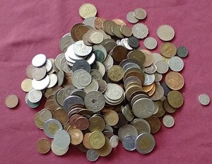 lot 52 image: 2.5 lbs of Foreign Coins