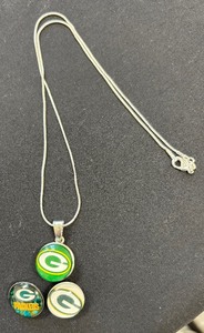 lot 35A image: Wisconsin Green Bay Packers Snap Necklace with Sterling Silver Chain