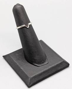 lot 54 image: Delicate 14k White Gold V-Shape Ring