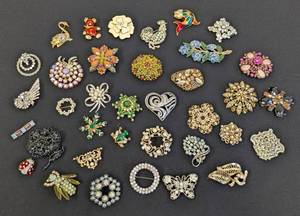 lot 207 image: Sparkly Assortment of Vintage Brooches