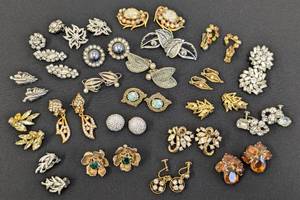 lot 205 image: Variety of Vintage Clip On Earrings