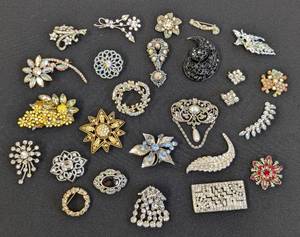 lot 94 image: Assorted Vintage Rhinestone Brooches