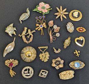 lot 99 image: Variety of Vintage Brooches