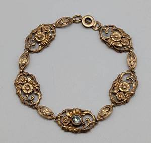 lot 26 image: Elegant Vintage 10k Link Bracelet