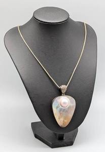 lot 169 image: Large Mabe Blister Pearl Pendant and Sterling Silver Chain