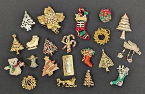 lot 83 image: Variety of Vintage Christmas Brooches