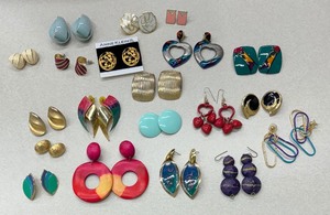 lot 220 image: 20 Pretty Pairs of Vintage Pierced Earrings