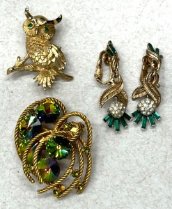 lot 223 image: Dazzling Brooches and Clip on Earrings including a Vintage Watermelon Round Rivoli Rhinestone Brooch