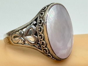lot 238 image: Beautiful Sterling Silver and Mother of Pearl Ring