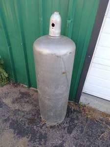 lot 9 image: 100# Propane Tank