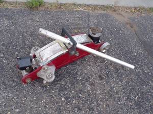 lot 23 image: 4000# Floor Jack