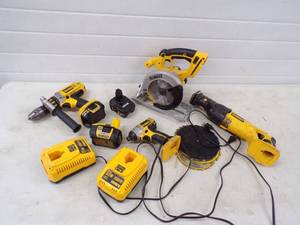 lot 39 image: Dewalt 18 V Tool Set