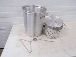 lot 49 image: Turkey  Fish Frying Pot