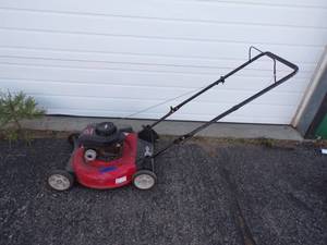 lot 65 image: Yard Machines 21 Push Lawn Mower