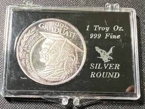 1 TROY OZ .999 FINE SILVER 1995 GRADUATE ROUND IN CASE
