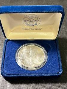 1988 AMERICAN SILVER EAGLE 1 TROY OZ .999 FINE SILVER IN BOX