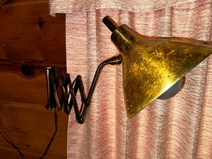 lot 5 image: Vintage Extendable Arm Wall Mount Lamp