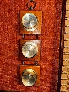 lot 10 image: Vintage Wall Mount Barometer