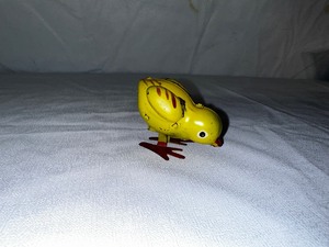 lot 67 image: Vintage Wind Up Tin Bird Toy