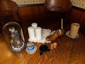 lot 71 image: Variety Of Vintage Home Decor