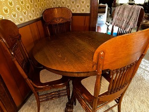 lot 72 image: Antique Clawfoot Expandable Round Table With Five 9 Inch Leaves With Four Matching Chairs Table Measuring 44 Inches In Diameter