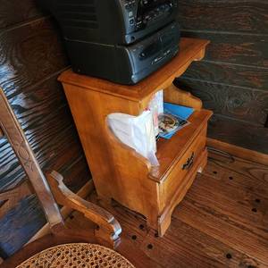 lot 31 image: Vintage Side Table Measuring 19 X 13 X 26