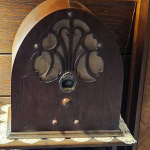 lot 34 image: Antique Radio Measuring 16 X 10 X 18