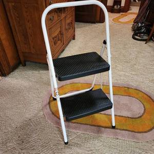 lot 43 image: Folding Cosco Step Stool