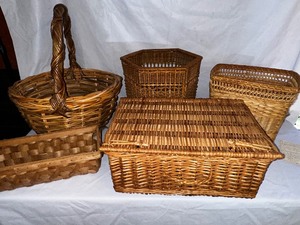 lot 110 image: Variety Of Vintage Baskets