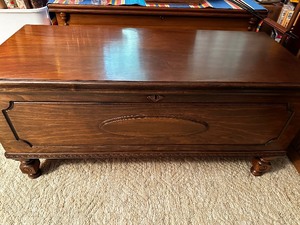 lot 127 image: Vintage Ed Roos Company Of Forest Park Cedar Trunk Measuring 44 X 19 X 21 - In Excellent Condition