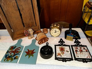 lot 128 image: Various Vintage Kitchen Decor