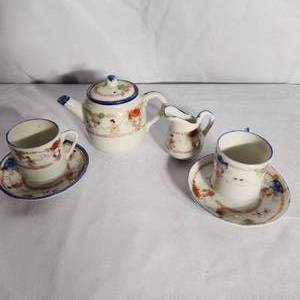 lot 79 image: Small Vintage Tea Set With Teapot, Creamer, 2 Cups And Saucers, Made In Japan