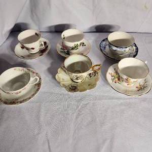lot 84 image: Variety Of Vintage Teacups And Saucers