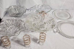lot 86 image: Variety Of Vintage Clear Glass, Vintage Serving Bowls And Saki Cups