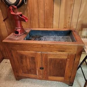 lot 306 image: Vintage Sink with Pump