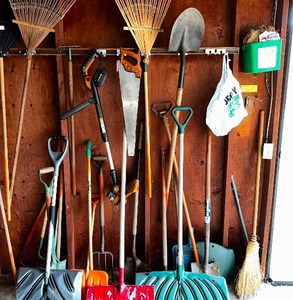 lot 400 image: Various Yard Tools As Seen In Photo