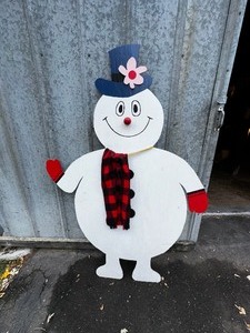 lot 430 image: Frosty The Snowman Cut Out About 5 Feet Tall