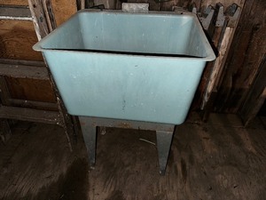 lot 434 image: Laundry Sink