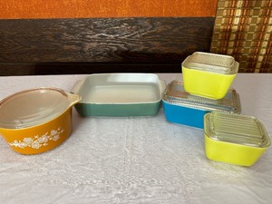 lot 260 image: Vintage Glass, Pyrex Storage Containers And Baking Dishes In The Yellow Blue And Green And Small Butterfly Gold Casserole Dish