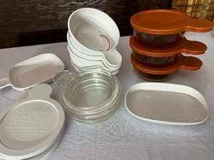 lot 272 image: Vintage Corning Ware Grab It Bowls with Lids