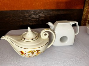 lot 273 image: Vintage Halls Superior Autumn Leaf Aladdin Teapot and Vintage MCM Japanese White Porcelain Donut Tea Pot